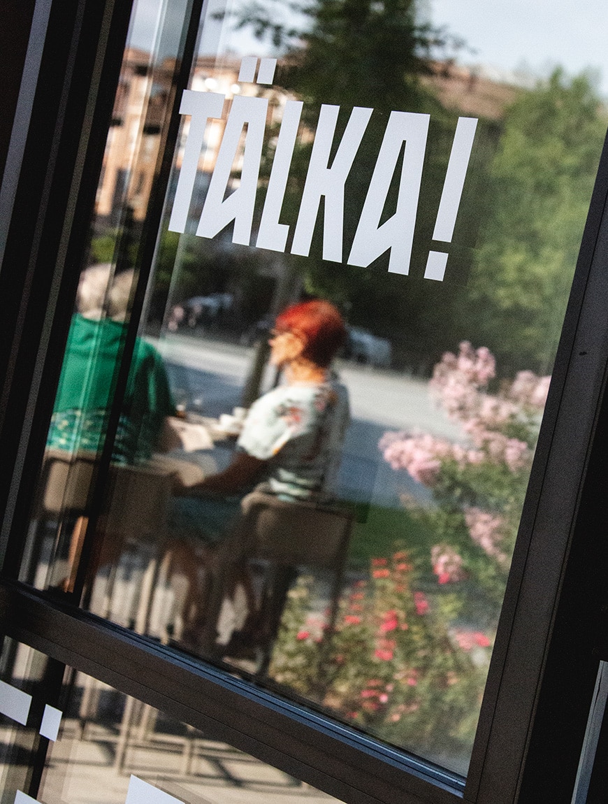 Reflejos en la puerta del local de Talka en Tolosa